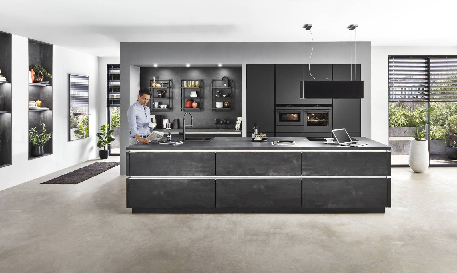 Pose d'une cuisine effet béton noir à Bordeaux