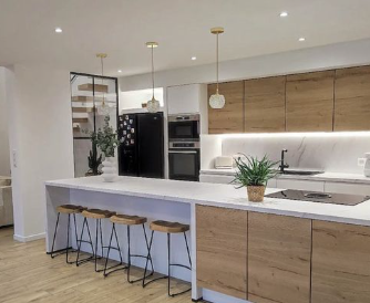 Cuisine sur mesure garantie 10 ans pas cher avec surface en bois et façade blanche vers bordeaux