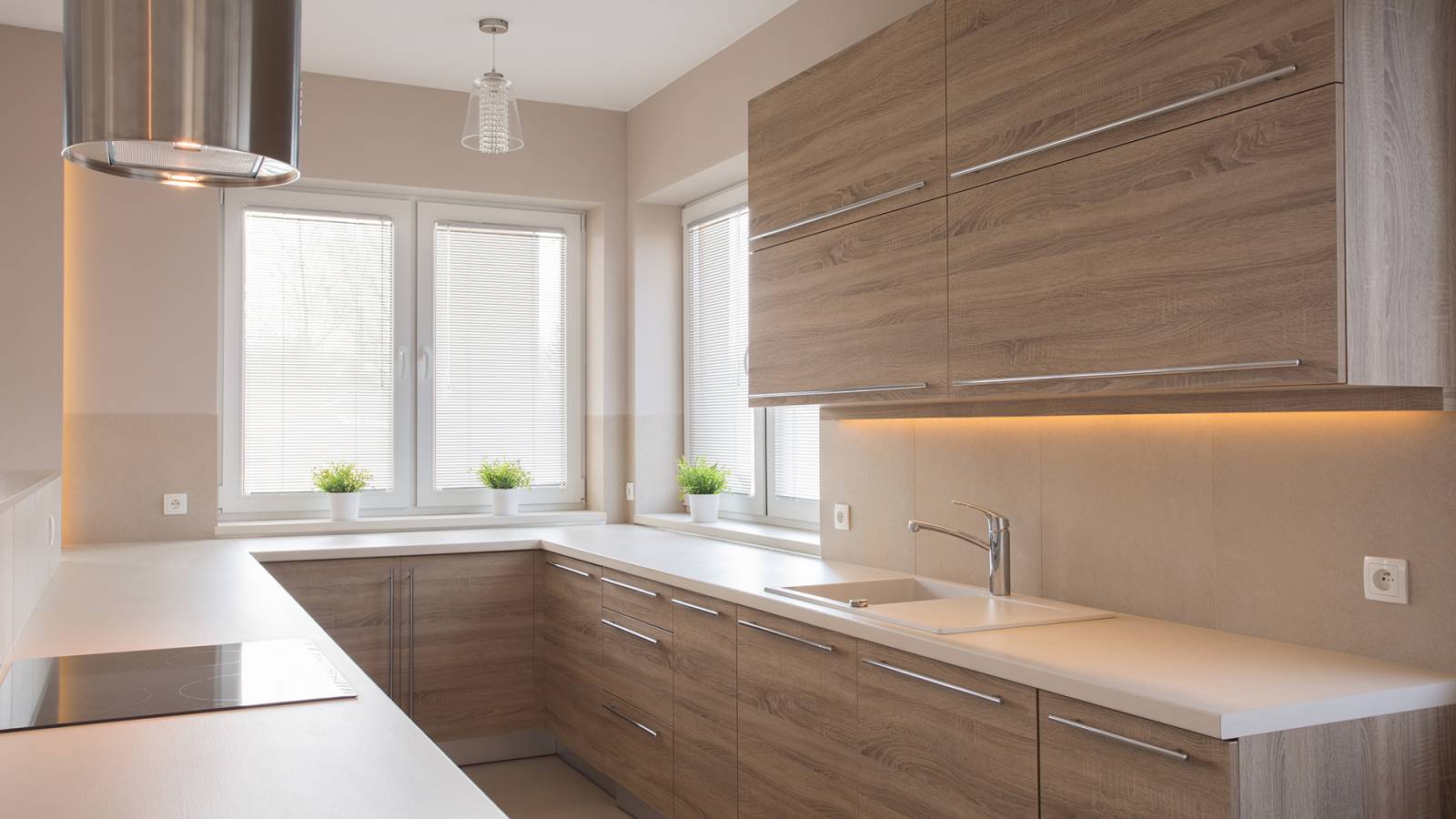 Aménagement intérieur d'une cuisine équipée avec plan de travail d'îlot central en béton cellulaire de style industriel à Mérignac