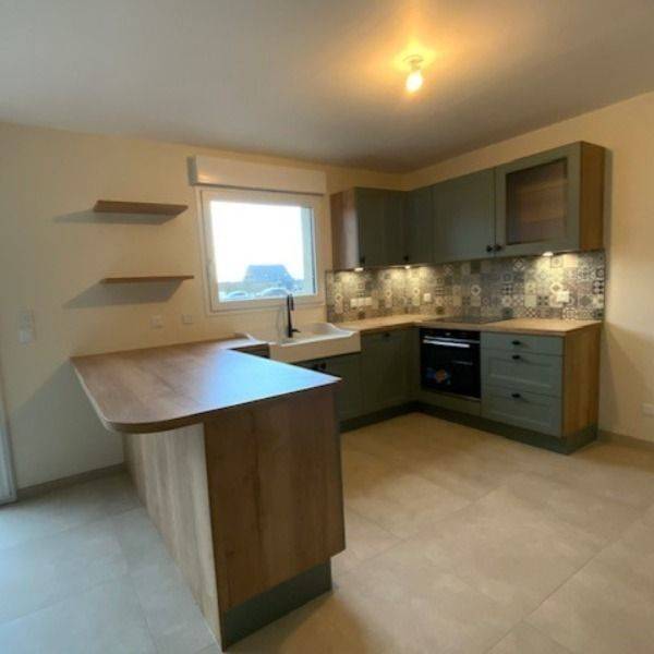 Cuisine minimaliste avec îlot central avec plan de travail stratifié aspect pierre avec meuble encastrable à Talence Pessac près de