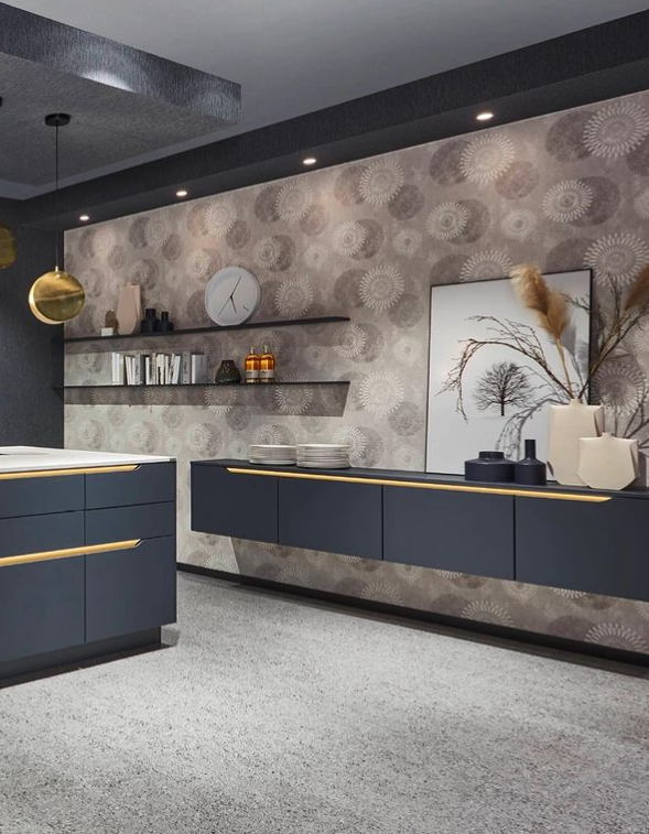 Cuisine moderne avec ilot central pour manger coloris bleu nuit mat et poignées cuisine laiton brossé or à Arcachon