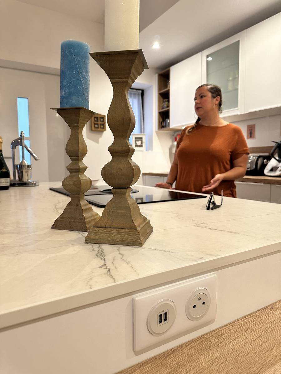 Ilot central en céramique blanche avec prise électrique sur le bassin d'Arcachon