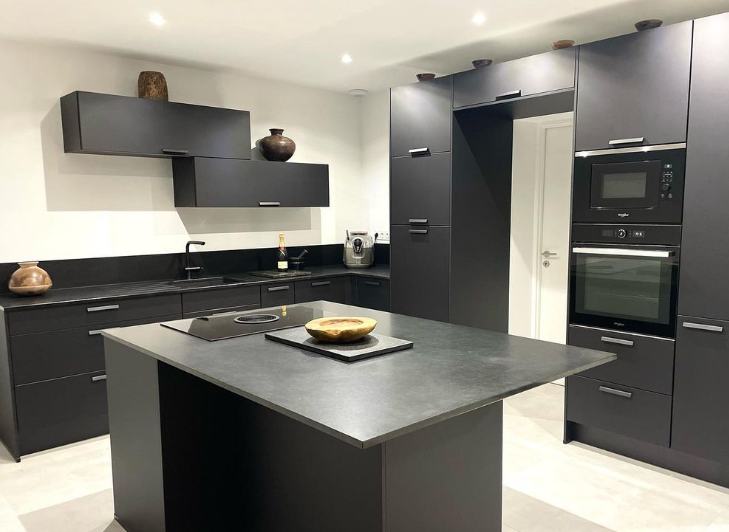 Cuisine noire haut de gamme avec ilot central noir brillant poignées invisibles porte intérieure à Arcachon