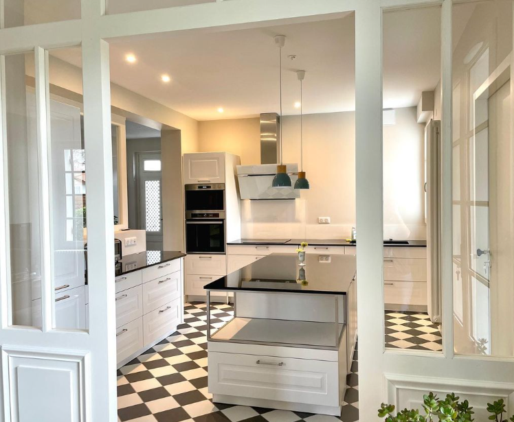 Cuisine rustique modernisée à Gujan Mestras : Charme classique & Fonctionnalités contemporaines