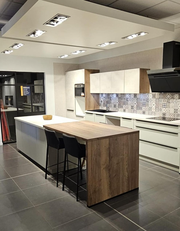 Cuisine linéaire en i ouverte avec mobilier encastrable à Mérignac