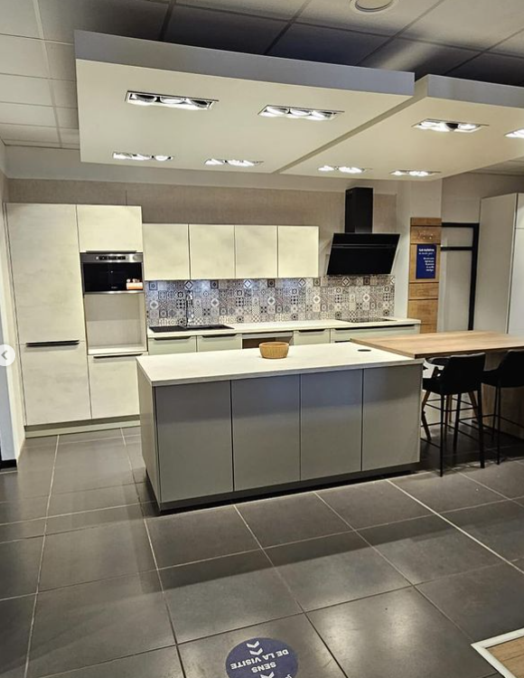 Une cuisine Pullman en i sur mesure blanche à Mérignac près de Bordeaux