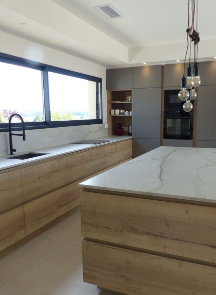 Cuisine sur mesure après rénovation ilot central marbre blanc et robinet noir en inox à pessac