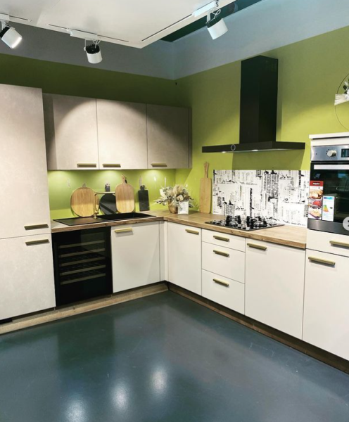 Aménagement d'une cuisine rustique et moderne en L avec couleur chaude avec un cuisiniste à La Teste de Buch